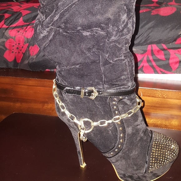 Black boots - Picture 2 of 2